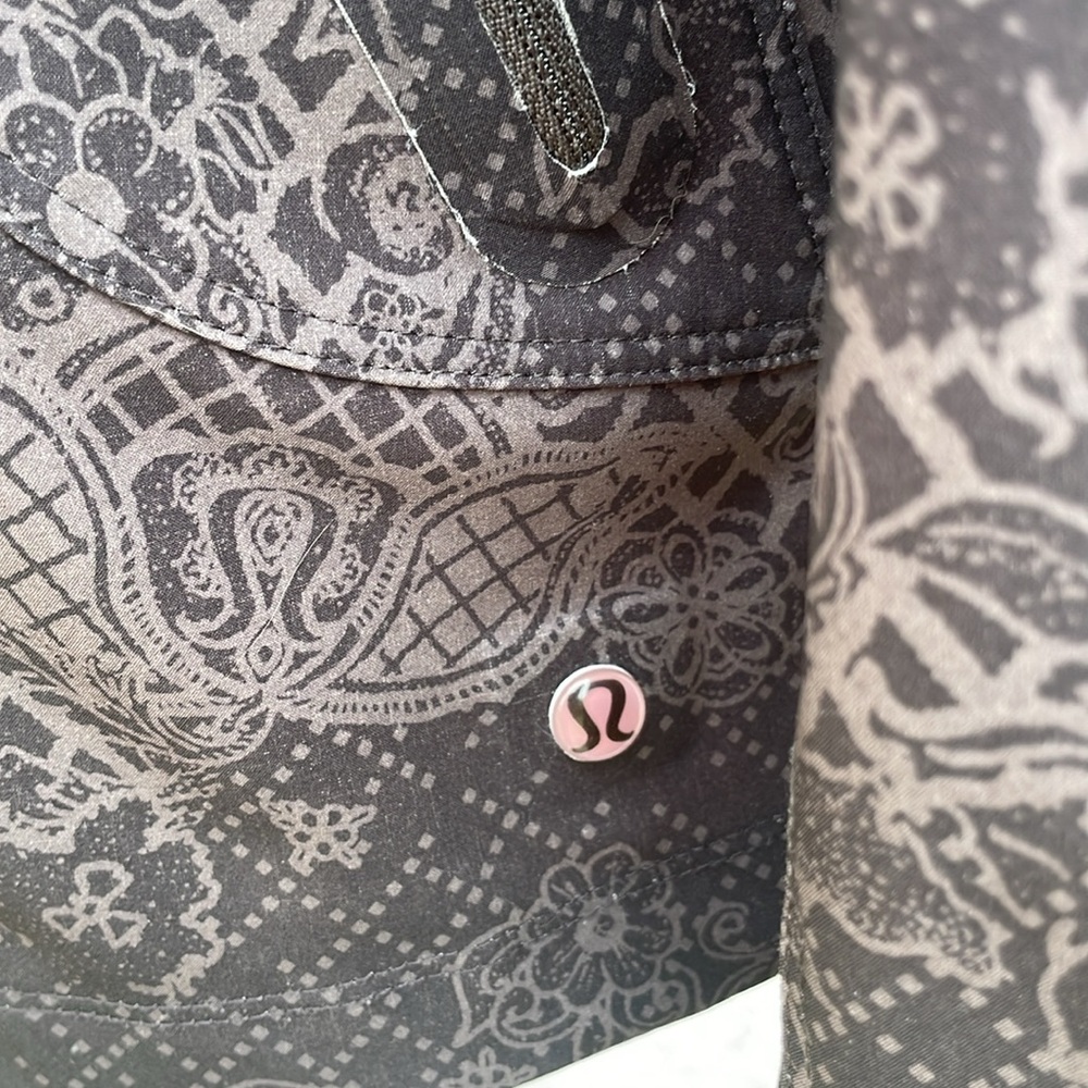 Lululemon Getaway Jacket with Graphics - Picture 3 of 15